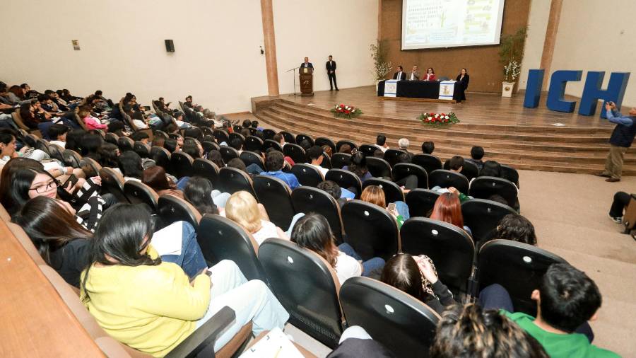 Autoridades universitarias y estatales encabezaron la inauguración del Tercer Simposio en el aula magna “José María Fraustro Siller”.
