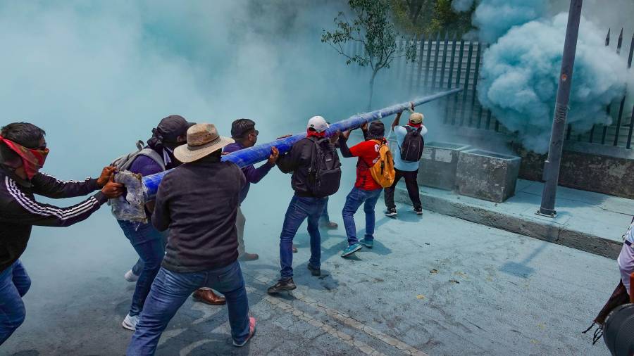 La forma violenta en la que integrantes de la CNTE se manifestaron en la Ciudad de México provocó la crítica casi unánime en redes sociales.