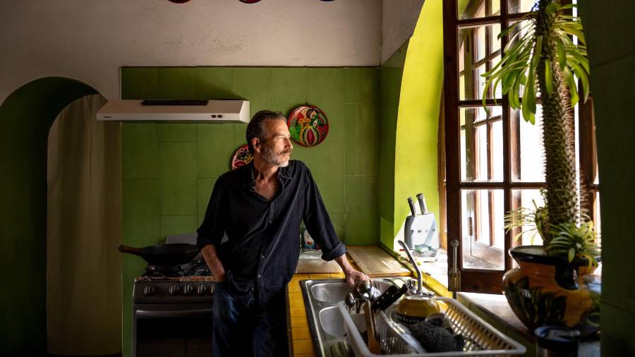 El arte marca los proyectos de Germán, ya sea detrás de la cámara o en la cocina.