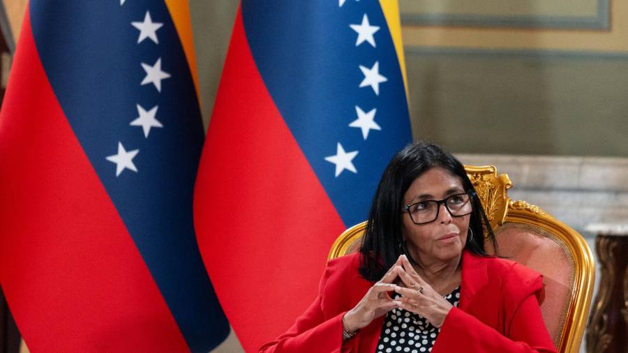 La presidenta venezolana Delcy Rodríguez enfrenta una aprobación a la baja mientras el país lidia con una inflación del 524%.
