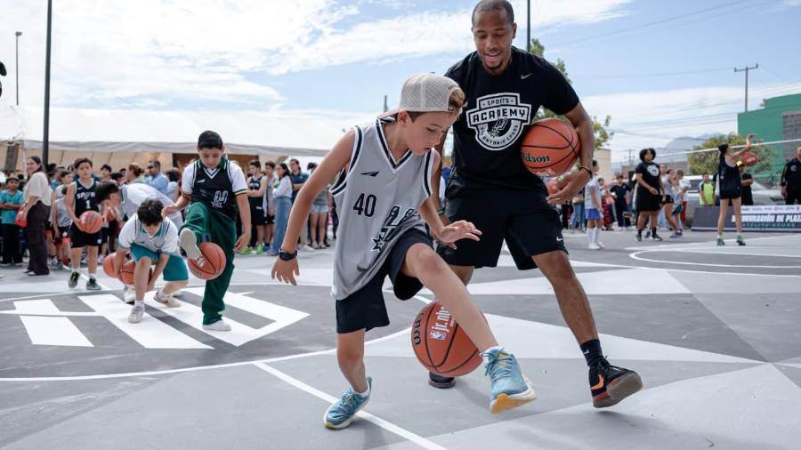 Harrison Barnes convivió con los asistentes y compartió ejercicios de básquetbol con niñas y niños de Saltillo.