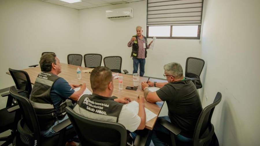 Inspectores de Control Canino reciben capacitación para documentar las condiciones de los animales durante las inspecciones.