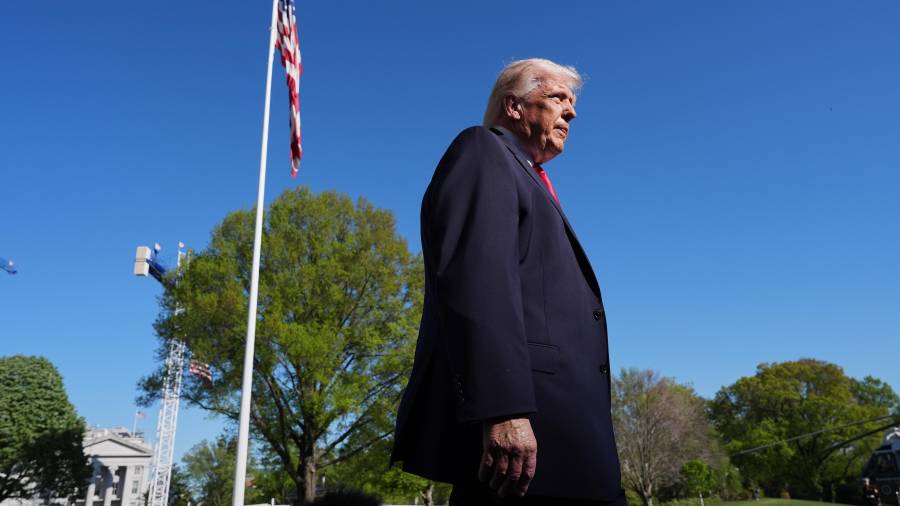 El presidente Donald Trump habla con los periodistas antes de partir en el helicóptero presidencial Marine One desde el jardín sur de la Casa Blanca en Washington.