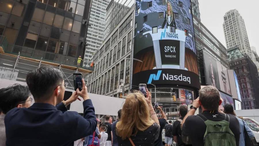 Vista de una pantalla en Nueva York que registra la salida oficial de la empresa SpaceX, propiedad de Elon Musk, este 12 de junio de 2026, al índice Nasdaq de la bolsa de Wall Street.