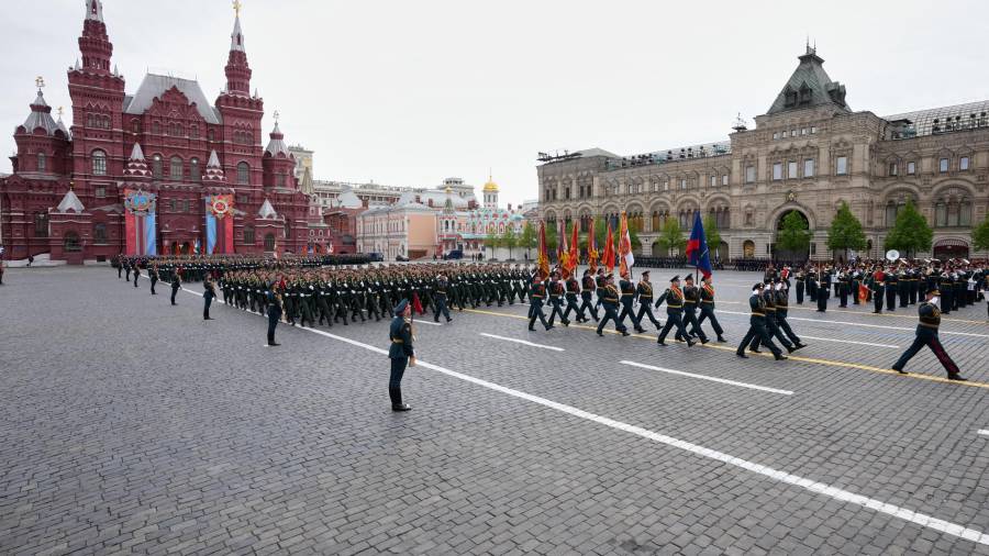Militares rusos marchan durante el desfile del Día de la Victoria en Moscú, en la conmemoración del 81er aniversario de la victoria de la Unión Soviética sobre la Alemania nazi en la II Guerra Mundial.