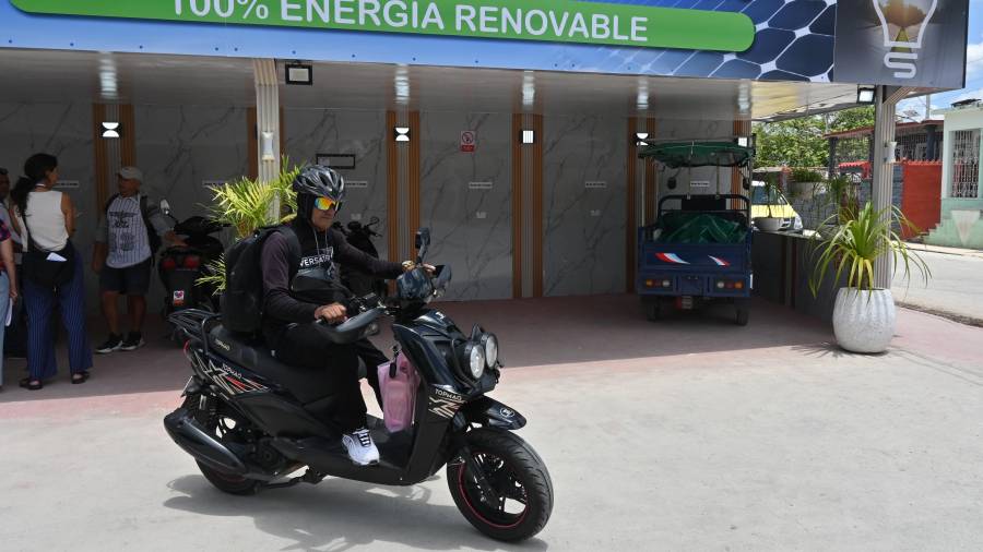 Un motociclista se aleja luego de recargar su vehículo eléctrico en una estación en Santa Clara, Cuba, el sábado 2 de mayo de 2026.