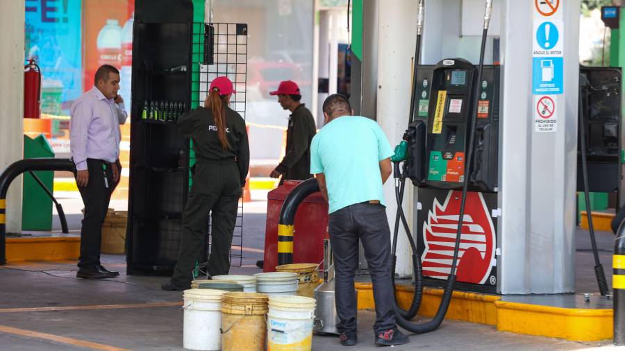 La Profeco mantiene operativos para verificar que las estaciones de gasolina cumplan con la ley.
