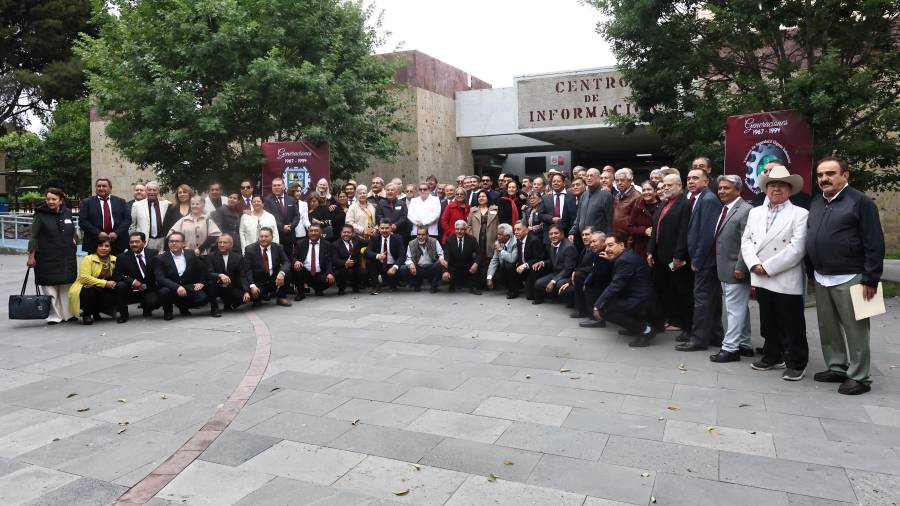Generaciones de técnicos egresados entre 1967 y 1994 se reencontraron en el Instituto Tecnológico de Saltillo para rendir homenaje a su formación académica.
