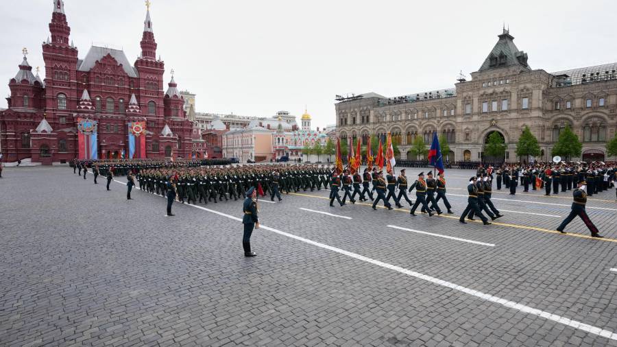 Soldados rusos marchan durante el desfile militar del Día de la Victoria en Moscú, en el marco de las celebraciones del 81 aniversario de la victoria de la Unión Soviética sobre la Alemania nazi.