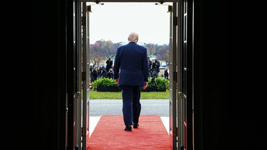 En su primer año de regreso al cargo, el Sr. Trump ha adoptado sin complejos los atributos de la realeza, al tiempo que ha ejercido su poder para transformar el gobierno y la sociedad estadounidenses a su antojo.