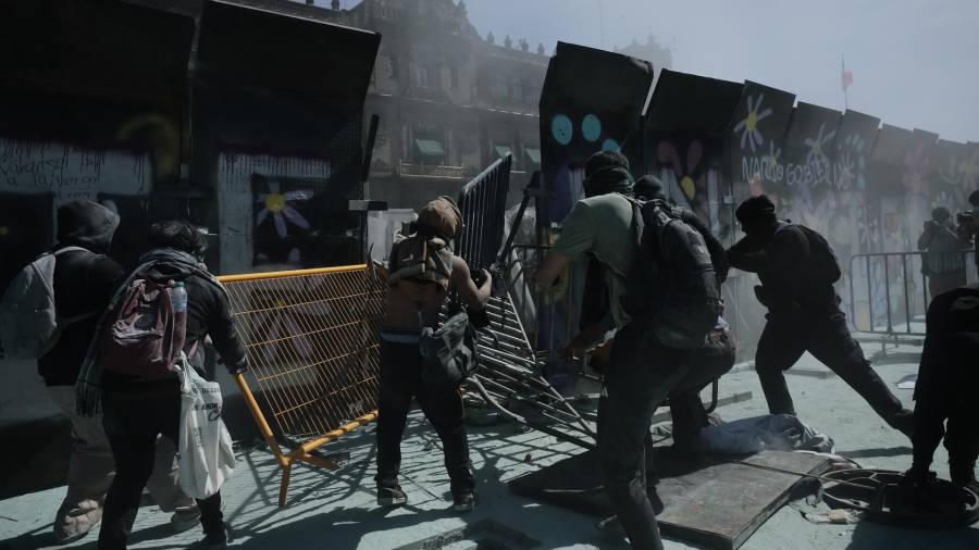 Raymundo Riva Palacio asegura que el Bloque Negro, presentes en las manifestaciones en la CDMX, nació en el ala radical del obradorismo e incluso que lo financia el Gobierno capitalino.