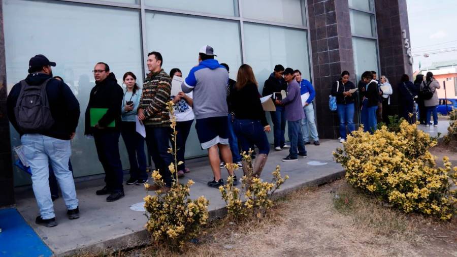 Contribuyentes forman largas filas desde temprano para aprovechar los descuentos.