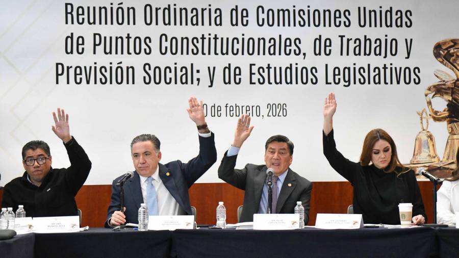Los legisladores Saúl Monreal; Enrique Inzunza Óscar Cantón Zetina y Geovanna Bañuelos, durante la reunión ordinaria de Comisiones Unidas de Puntos Constitucionales, de Trabajo y Previsión Social, y de Estudios Legislativos de la Cámara de Senadores en la que se aprobó la reforma a la Constitución para reducir la jornada laboral a 40 horas.