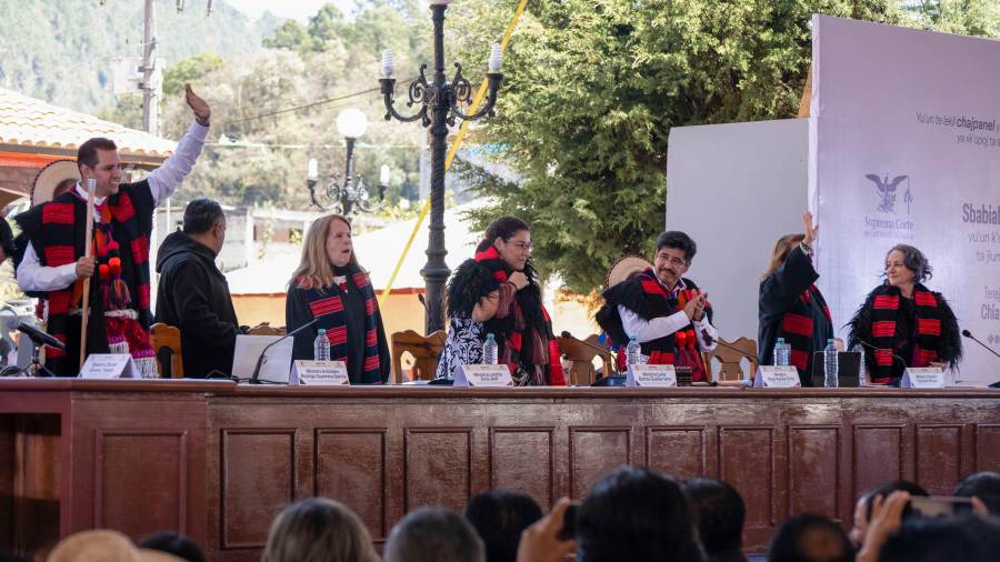 Durante la sesión pública, todos los ministros de la Corte portaron vestimenta tsotsil.
