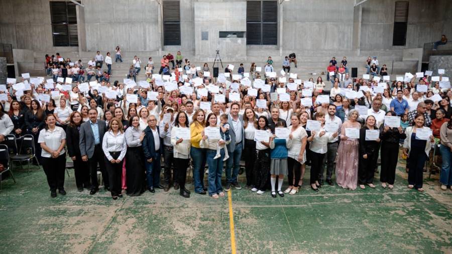 Las y los graduados concluyeron su capacitación recibiendo un certificado con valía por parte de la Secretaría de Educación.