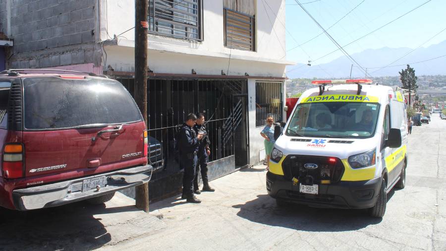 Paramédicos del SAMU brindaron atención inmediata a Antonio Gutiérrez tras las heridas sufridas en cuello y extremidades.