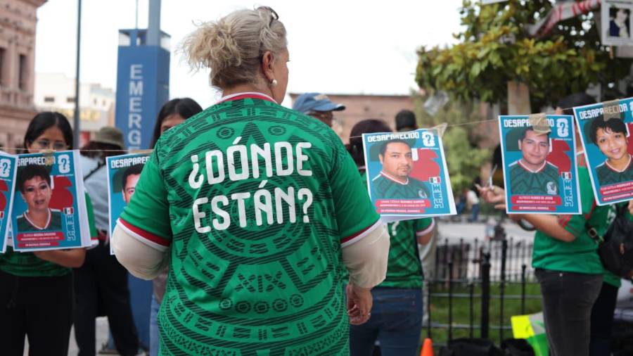 Familiares sostuvieron fotografías de sus seres queridos como parte del llamado para que las autoridades refuercen las acciones de búsqueda y localización.