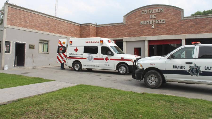 Elementos del cuerpo de bomberos le brindaron los primeros auxilios.