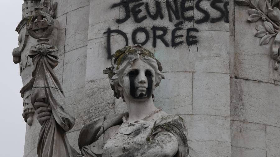 Un grafiti que dice “La juventud dorada” en la estatua de la Igualdad, en la plaza de la República, tras las protestas en París, el martes 20 de octubre de 2026.