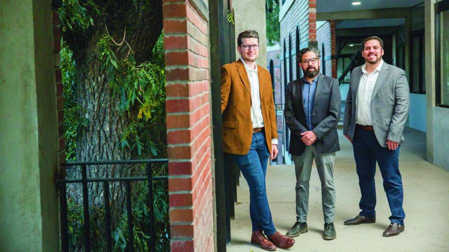 Ernesto Marroquín, Alejandro Madero y Manuel Martínez en la Universidad Carolina. Foto: Iram López.