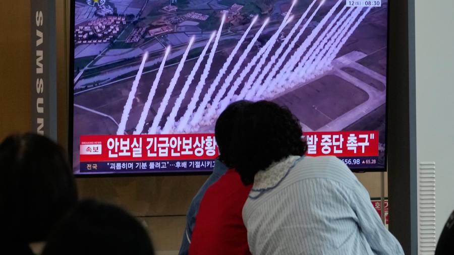 Una pantalla de televisión muestran imágenes de archivo del lanzamiento de un misil norcoreano durante un programa noticioso en la estación de trenes, el sábado 12 de septiembre de 2026, en Seúl, Corea del Sur.