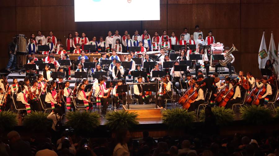 Debuta la Orquesta y Coro Esperanza Azteca DIF Coahuila con teatro lleno y ovación de pie