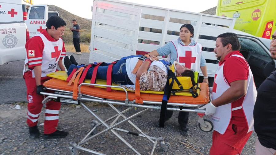 Paramédicos de la Cruz Roja rescataron a dos personas que quedaron atrapadas en la cabina de la camioneta tras el fuerte impacto contra el camión de transporte.