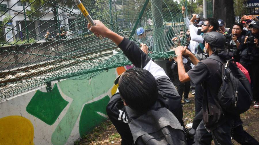 Presuntos miembros del bloque negro obstaculizan vías del Tren Ligero durante protesta