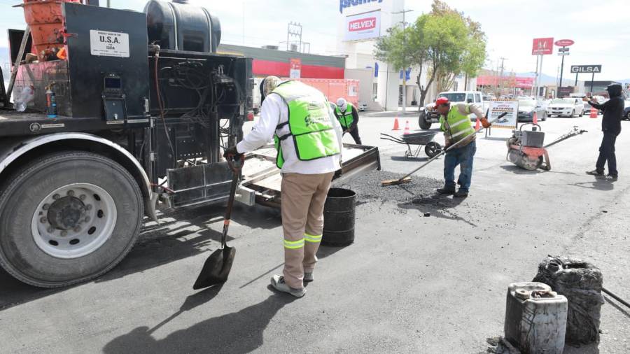 Con maquinaria especializada, el Ayuntamiento regenera vialidades clave para mejorar la movilidad en colonias del suroriente.