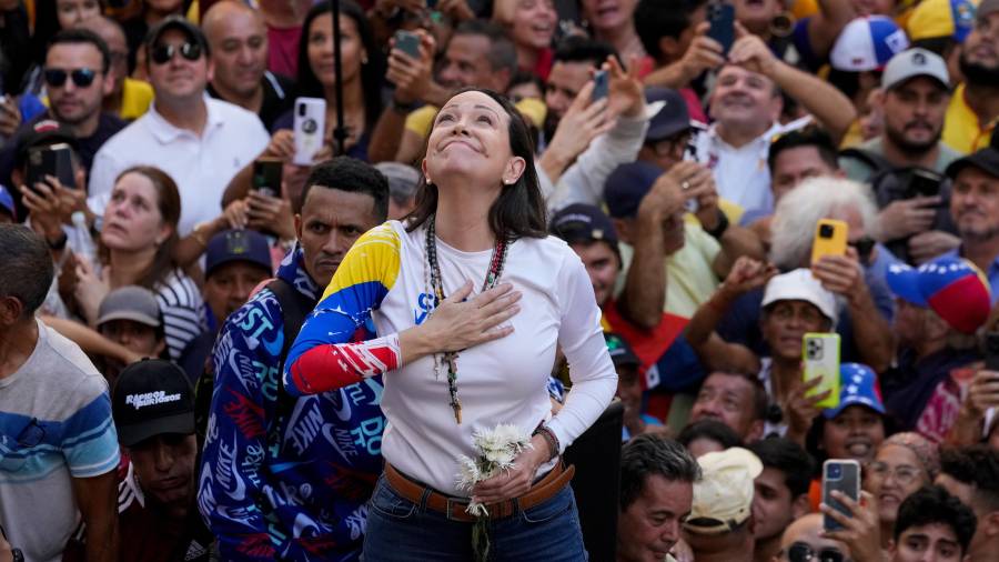 La líder opositora venezolana, María Corina Machado, se dirige a sus simpatizantes durante una protesta contra el presidente Nicolás Maduro en Caracas, Venezuela el 9 de enero de 2025.