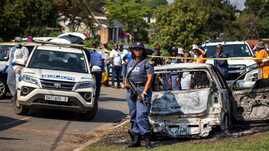 Un agente de policía, cerca del lugar donde se produjo un tiroteo durante una fiesta en una casa en KwaMakhutha, al sur de la ciudad de Durban, Sudáfrica.