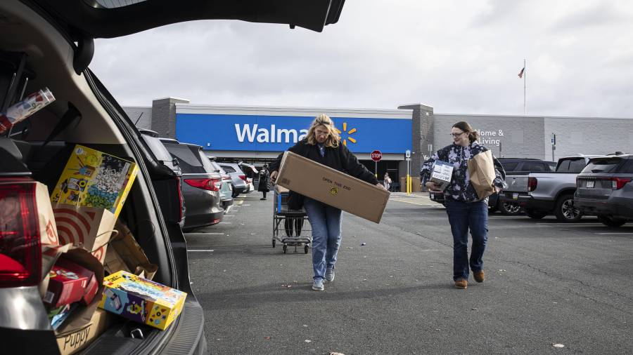 Compradores frente a un Walmart en Albany, Nueva York, la mañana del Viernes Negro. Para la mayoría de las personas, las reducciones de impuestos que Donald Trump promulgó aún no se han materializado.