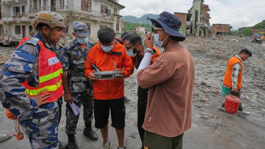 La policía y los equipos de rescate utilizan un dron para evaluar la situación sobre el terreno tras las inundaciones repentinas en Devighat, en el distrito nepalí de Nuwakot, el sábado 29 de agosto de 2026.