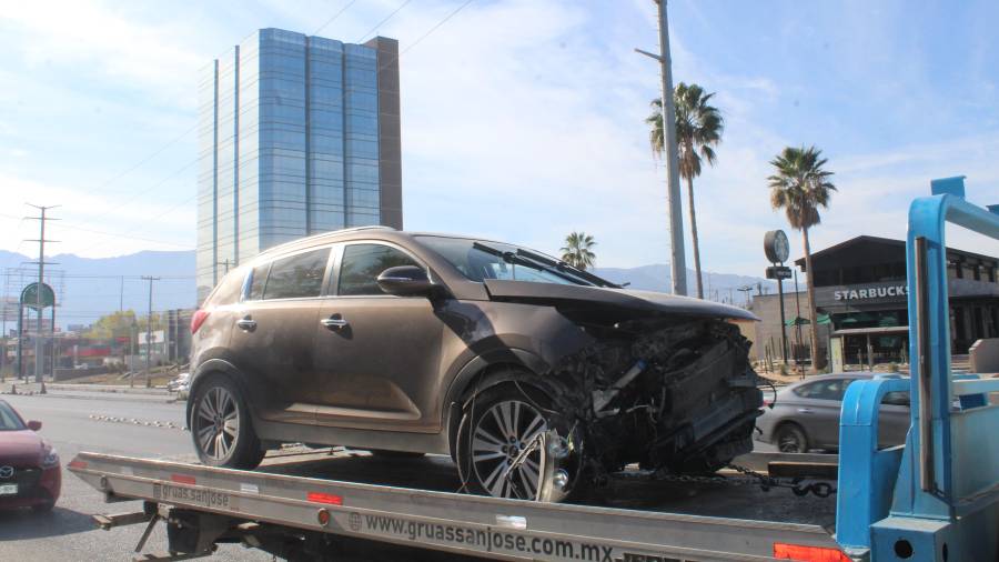La camioneta Kia Sportage terminó chocando contra los muros del puente vehicular en el periférico norte de Saltillo.