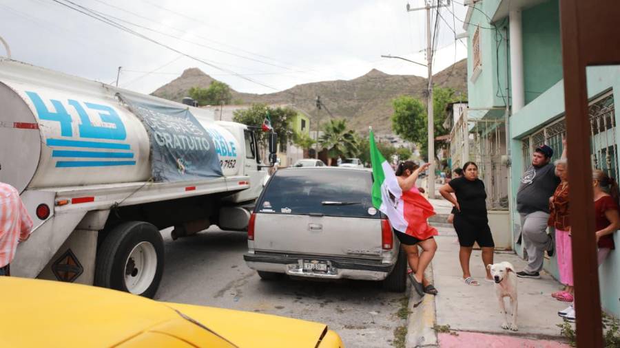 El dispositivo cuenta con un tráiler cisterna con capacidad para transportar hasta 50 mil litros de agua.