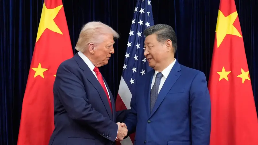 El presidente estadounidense Donald Trump, izquierda, saluda a su homólogo chino Xi Jinping antes de su reunión, en el Aeropuerto Internacional de Gimhae en Busan, Corea del Sur.