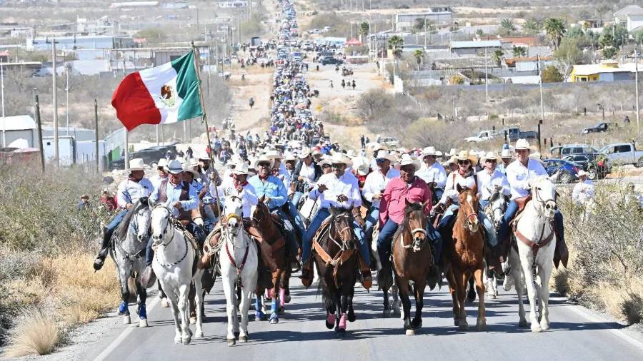 El alcalde Carlos Villarreal encabezó la cabalgata del Ejido El Oro, acompañado por cerca de 500 jinetes, como parte de los festejos por el 91 aniversario de la comunidad.