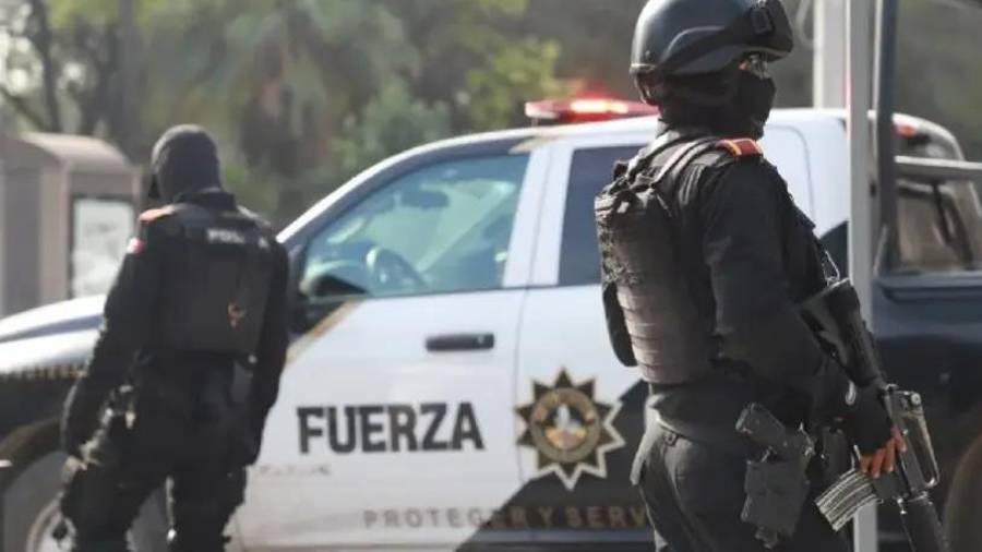 Policías municipales, paramédicos de Cruz Roja y rescatistas confirmaron la muerte de una mujer al interior de un domicilio.
