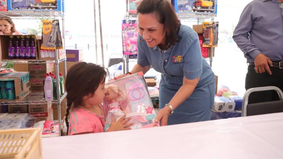 La presidenta honoraria, Liliana Salinas Valdés, destacó su impacto positivo en las comunidades, al apoyarlos con artículos de limpieza, productos perecederos y juguetes.