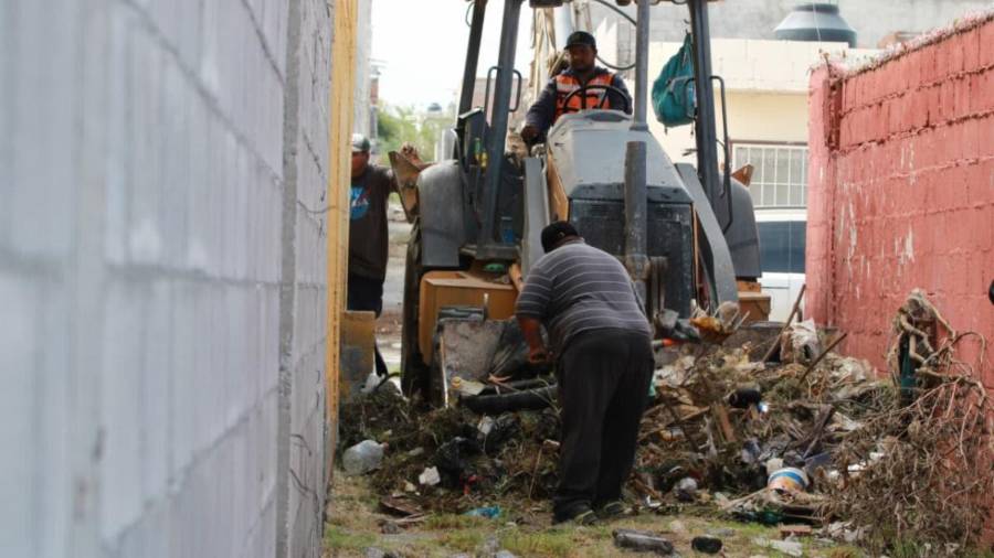 Con apoyo de maquinaria pesada fueron eliminados importantes volúmenes de escombro y basura en distintos puntos del sector.