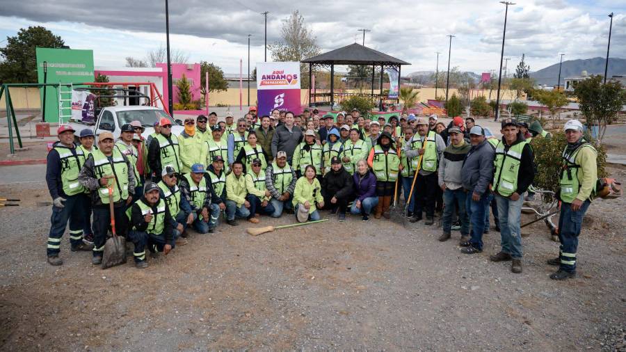 Javier Díaz González, alcalde de Saltillo, anunció la rehabilitación de 15 plazas públicas a través del programa “Activa tu Parque” para fortalecer la convivencia y el deporte en la ciudad.