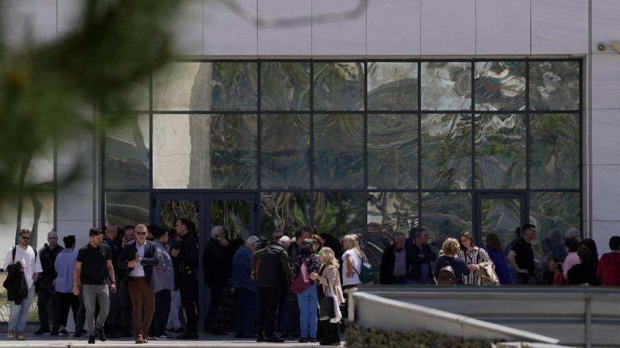 Varias personas se congregan frente a un juzgado después de que un hombre armado abriera fuego, dejando varios heridos en Atenas.