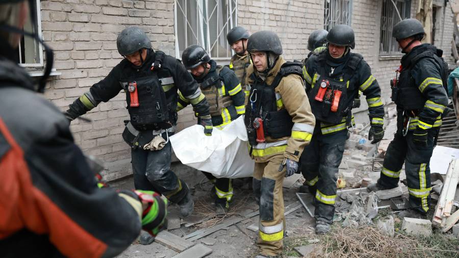 Rescatistas trasladan un cuerpo sacado de entre los escombros de un edificio residencial destruido por un ataque aéreo ruso en Zaporiyia, Ucrania, el 10 de octubre de 2026.