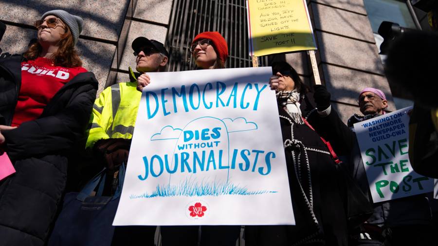 Sarah Kaplan, periodista del Washington Post, se manifiesta frente a la oficina del Washington Post luego de un despido masivo, el jueves 5 de febrero de 2026, en Washington.