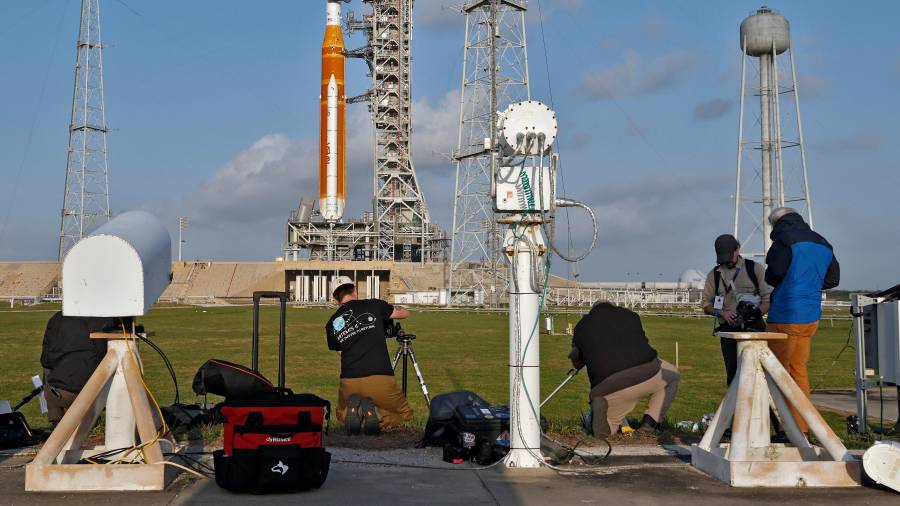 Fotógrafos de prensa instalaron cámaras remotas cerca del cohete lunar Artemis II de la NASA en la plataforma de lanzamiento 39-B del Centro Espacial Kennedy en Cabo Cañaveral, Florida.