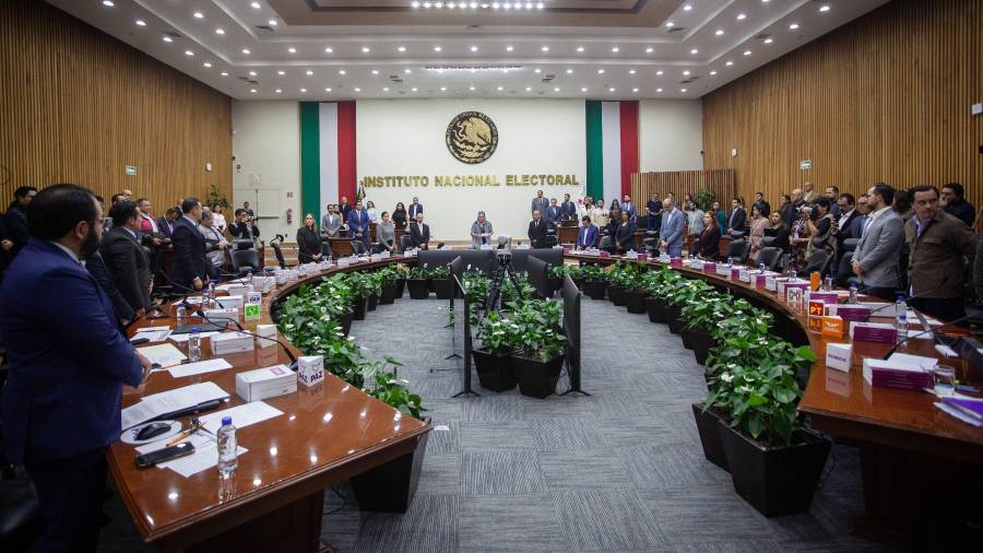 Aspirantes a cargos en el 2027 podrán seguir promoviendo su imagen abiertamente antes de los plazos legales.