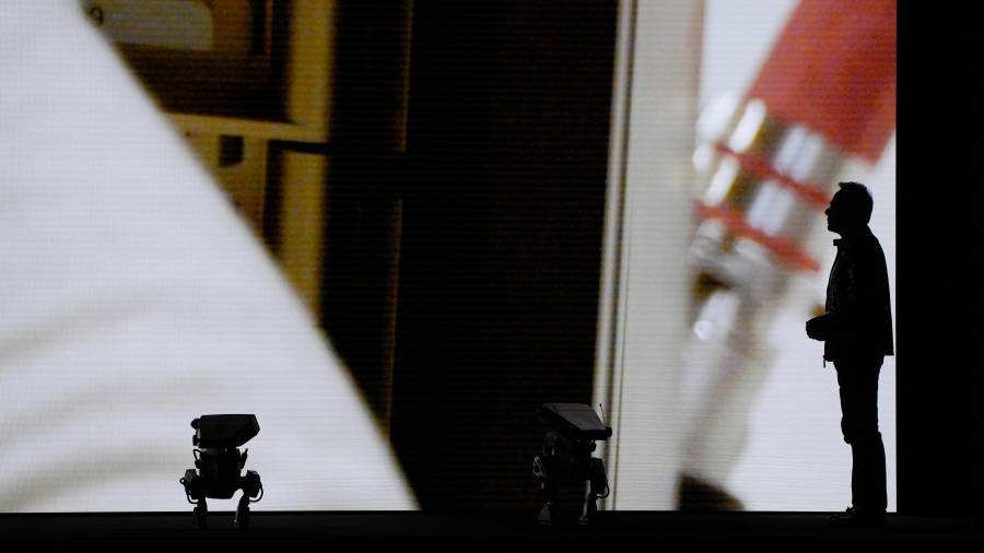 El fundador y director ejecutivo de Nvidia, Jensen Huang, habla en el escenario con robots durante una conferencia de prensa de Nvidia antes de la feria tecnológica CES.