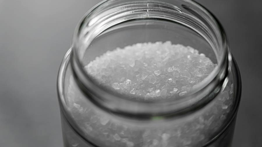 Dejar un frasco con sal gruesa al lado de la cama es una acción sencilla que, dentro del Feng Shui, simboliza limpieza energética y protección nocturna.