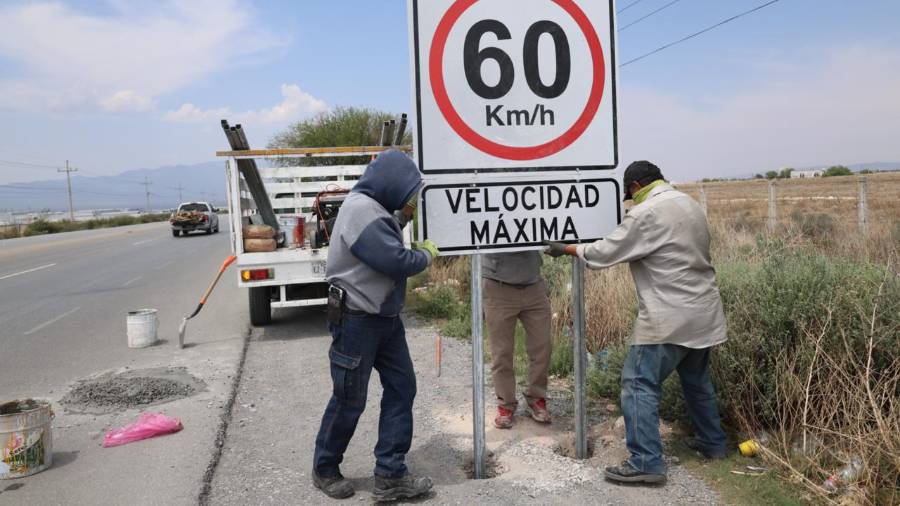 El Municipio instaló nueva señalización y aplicó pintura vial para mejorar la seguridad y orden del tránsito en la carretera a General Cepeda.