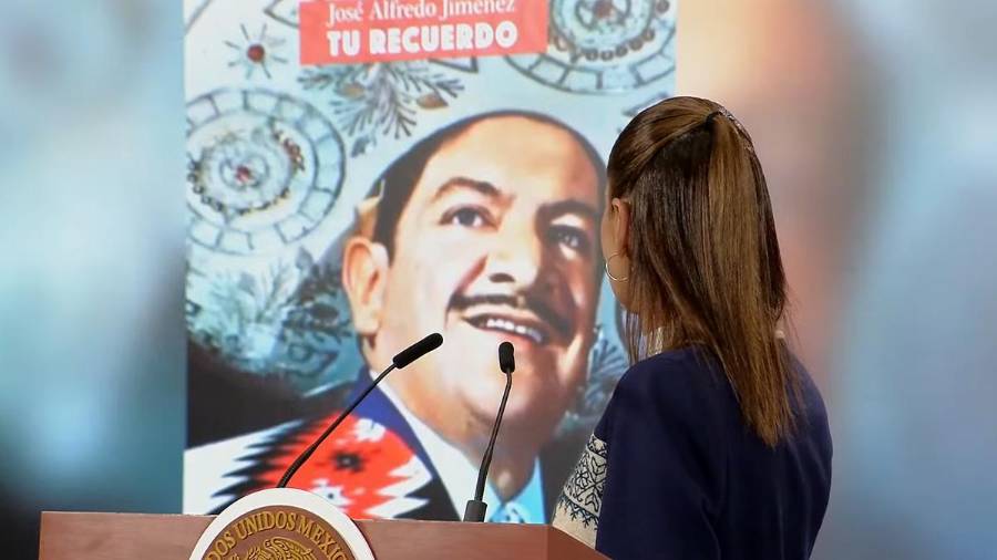 La presidenta Claudia Sheinbaum conmemoró los 100 años del natalicio de José Alfredo Jiménez durante La Mañanera del Pueblo, cerrando la conferencia con la emblemática canción El Rey.